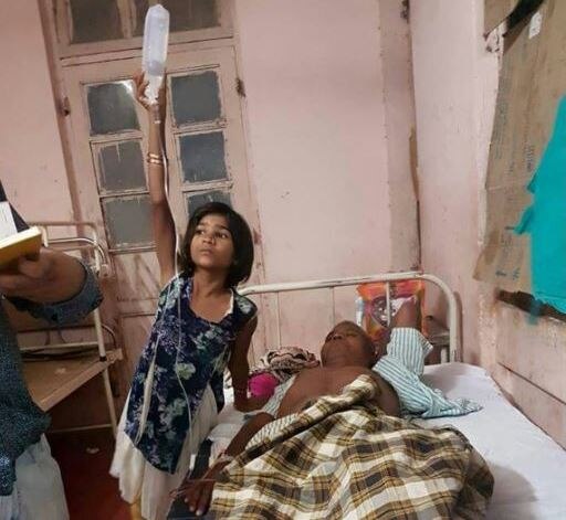 Aurangabad : Girl stood holding saline bottle for father in Ghati hospital चिमुकली वडिलांसाठी टाचा वर करुन, हातात सलाईन घेऊन उभी!