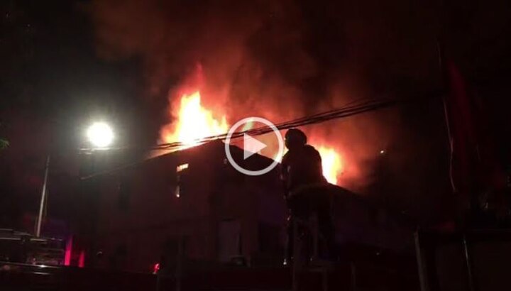 Fire at chawl in Byculla latest updates भायखळ्यात चाळीला आग, 10 ते 12 घरं भक्ष्यस्थानी