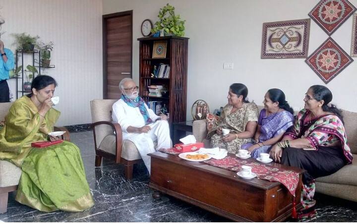 मफलर ही भुजबळांची ओळख बनली होती. भुजबळांकडे असंख्य मफलर आहेत. घरी आल्यानंतर भुजबळांनी गळ्यात मफलर घालून भेटीगाठी सुरु केल्या. 