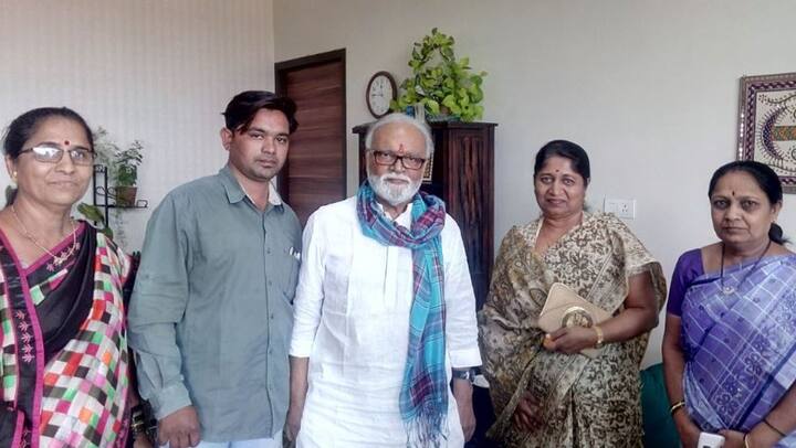 घरी परतल्यानंतर छगन भुजबळ यांनी गळ्यात नवा कोरा मफलर घातला. 