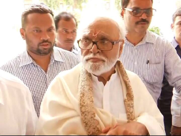 छगन भुजबळ हे तुरुंगात असताना त्यांना स्वादुपिंडाचा त्रास जाणवू लागला होता. त्यानंतर त्यांना केईएम रुग्णालयात दाखल करण्यात आले होते. त्यानंतर आर्थिक गैरव्यवहार प्रकरणात त्यांना जामीन मिळाला, तरी ते रुग्णालयातच होते. कारण त्यांच्यावर उपचार सुरु होते. अखेर भुजबळांना आज रुग्णालयातून डिस्चार्ज मिळाला आहे.