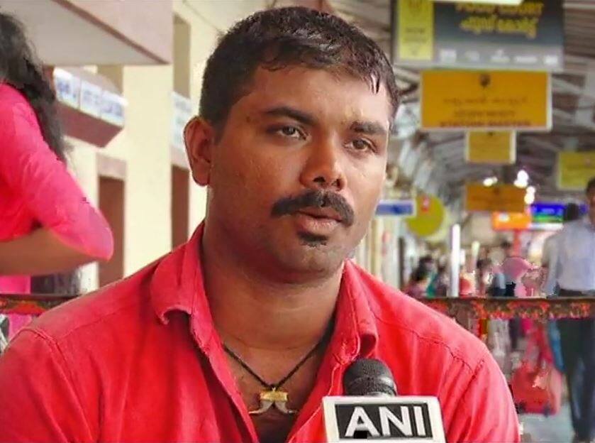 coolie from ernakulam junction crecked kpsc using free internet on station latest updates स्टेशनवरील मोफत वायफाय वापरत हमालाने 'केपीएससी' क्रॅक केली!