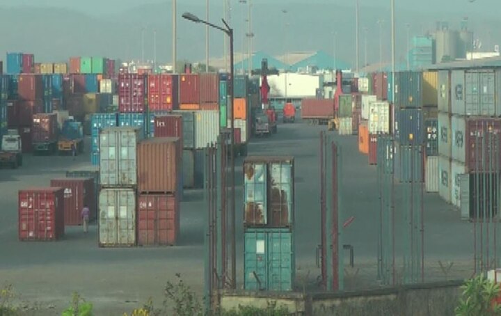 Raigad : transport strike causes fruit and Vegetables containers to stuck at JNPT Port latest update जेएनपीटी बंदरावर फळं-भाज्यांचे शेकडो कंटेनर अडकले