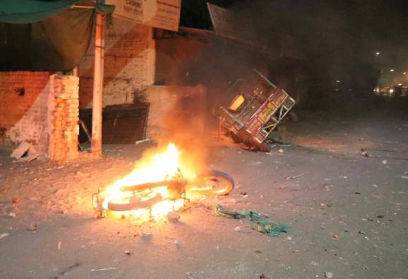 औरंगाबादमध्ये दोन गट भिडले, घरं आणि दुकांनांचं नुकसान