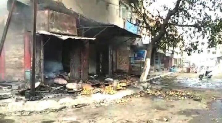परिस्थितीवर नियंत्रण मिळवण्यासाठी औरंगाबाद पोलिसांनी हवेत गोळीबार केल्याची माहिती आहे. तरी परिस्थिती नियंत्रणात आणण्यासाठी पोलिसांचे कसोशीनं प्रयत्न सुरु आहेत. काल संध्याकाळपासून मोतीकारंजा परिसरात वाद सुरु असल्यानं तणावाची स्थिती आहे.