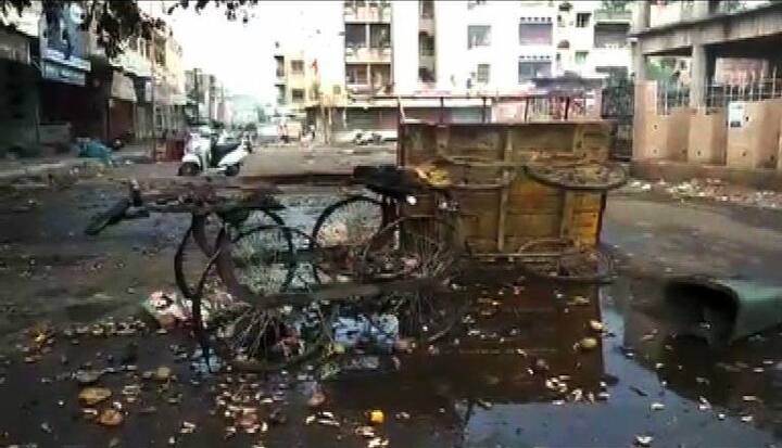 महापालिकेच्या अधिकाऱ्यांनी मोतीकारंजा परिसरात अनधिकृत नळ कनेक्शन तोडण्याची मोहिम गुरुवारपासून सुरु केली आहे. पहिल्या दिवशी या भागातील एका धार्मिकस्थळाचे नळ कनेक्शन तोडण्यात आले होते. तेव्हा एका गटाने दुसऱ्या एका धार्मिकस्थळाचे नळ कनेक्शन तोडण्याची मागणी केली. यावरुन मनपाच्या अधिकाऱ्यांनी दुसऱ्या धार्मिक स्थळाचे नळ कनेक्शन काल तोडले. याच कारणावरुन दोन गट शुक्रवारी सायंकाळी भिडले.