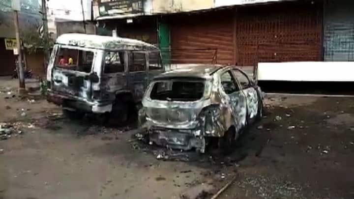 पोलिसांच्या तीन गाड्या जाळण्यात आल्या. सहाय्यक पोलीस आयुक्तांसह दहा पोलीस जखमी झाले आहेत.