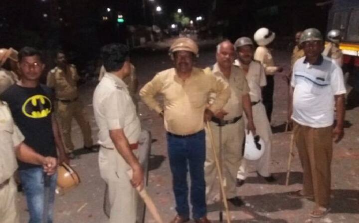 दोन गटाने केलेल्या दगडफेकीत सहाय्यक पोलीस आयुक्त गोवर्धन कोळेकर, क्रांती चौक पोलीस ठाण्याचे पोलीस निरिक्षक श्रीपाद परोपकारी यांच्यासह दहा पोलीस जखमी झाले. यातील कोळेकर आणि परोपकारी यांना खासगी रुग्णालयात दाखल करण्यात आले आहे, तर इतर पोलिसांना घाटीत दाखल केले.