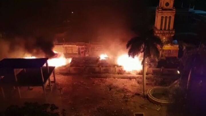 औरंगाबाद शहरातील मोतीकारंजा परिसरात अनधिकृत नळ तोडण्यावरुन दोन गटात वाद झाला आहे. दोन्ही गटांनी एकमेकांवर दगडफेक करत जाळपोळ केली. या वादात दुकानांबाहेरील कूलर, गाड्यांची तोडफोडही करण्यात आली.