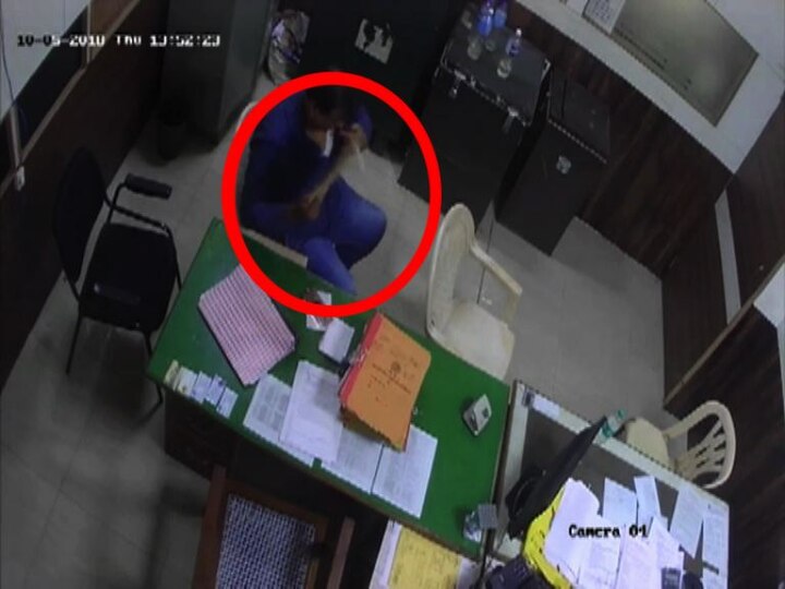 BJP Corporator captured in CCTV during theft CCTV : भाजप नगरसेवकाने फाईल शर्टमध्ये टाकून पळवली!