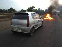 कार-दुचाकीचा भीषण अपघात, अपघातात दुचाकी जळून खाक