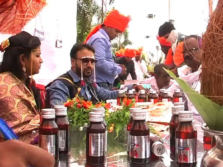 Couple's medical camp before marriage latest updates बोहल्यावर चढण्याआधी वऱ्हाड्यांचं मेडिकल चेकअप