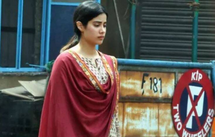 janhvi kapoor remembers sridevi on mothers day मदर्स डेला जान्हवीला आईची आठवण, बालपणीचा फोटो शेअर