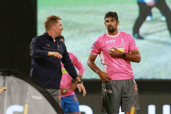 राजस्थान रॉयल्सचे प्रशिक्षक शेन वॉर्न मायदेशात परतणार आहेत.