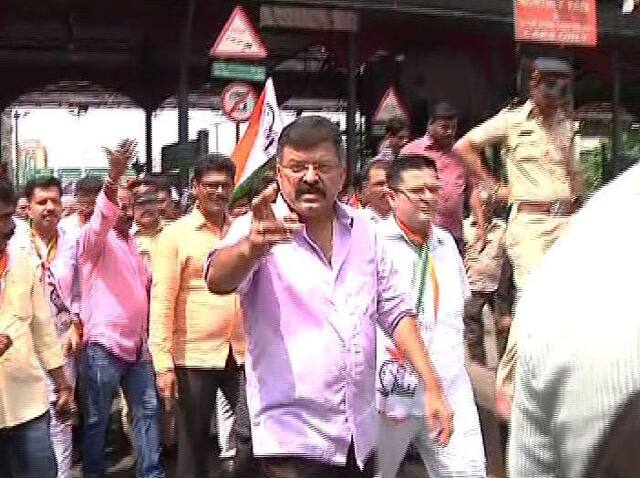 वाहतूक कोंडीने मनस्ताप, राष्ट्रवादीने टोलवसुली बंद पाडली