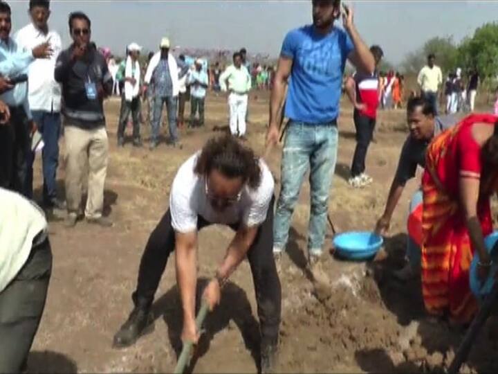 गावात झालेल्या कामांची पाहणी करत ग्रामस्थांचं कौतुक करायलाही आमीर विसरला नाही. 