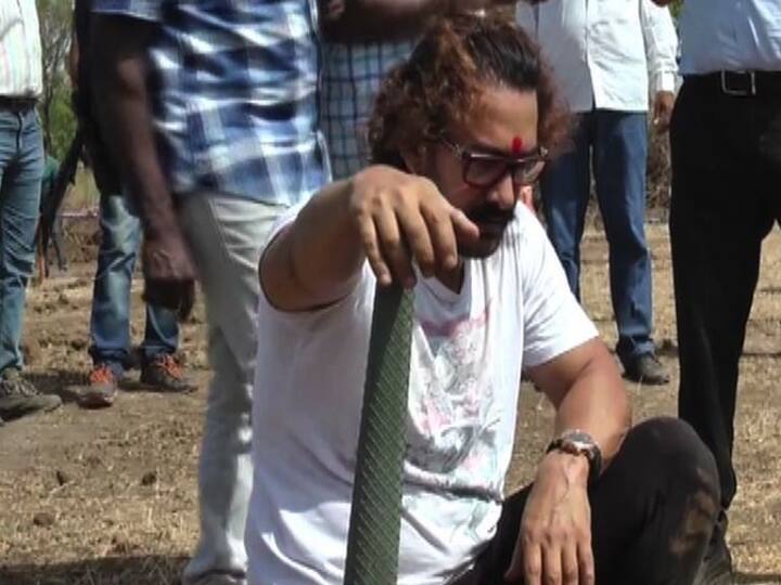 गावातील तरुणांनी घोषणा देत आमीरचं स्वागत केलं. 