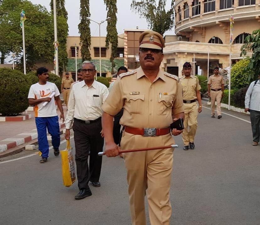 Surgery on ACP Gordhan Kolekar's larynx latest update दंगल नियंत्रणात आली का? शुद्धीवर येताच पोलीस अधिकाऱ्याचा पहिला प्रश्न