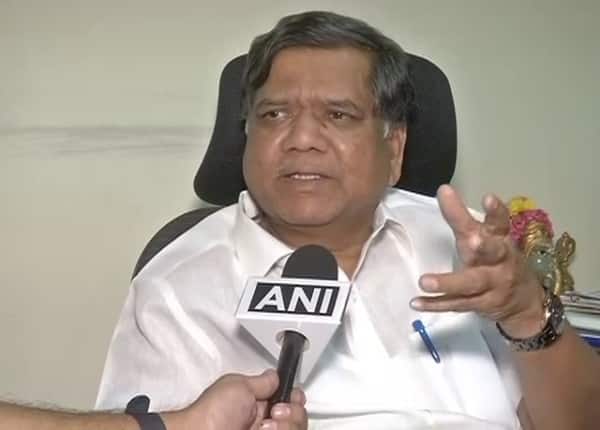 कर्नाटकात भाजपची काल रात्री एक जागा कमी झाली, आज वाढली! BJP candidate Jagadish Shettar has been announced as the winner from the Hubli Dharwad constituency कर्नाटकात भाजपची काल रात्री एक जागा कमी झाली, आज वाढली!