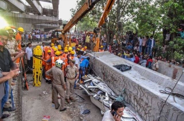 18 dead many trapped as under construction flyover collapses in varanasi वाराणसी उड्डाणपूल दुर्घटनेत 18 जणांचा मृत्यू