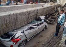 वाराणसी उड्डाणपूल दुर्घटना, मन हेलावून टाकणारे फोटो