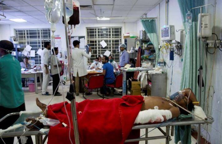 वाराणसीतील कँट स्टेशनजवळ उड्डाणपुलाचा स्लॅब कोसळून अनेक गाड्या दबल्या गेल्या, तर यामध्ये तिथे असणारे अनेक लोकही दबले गेले. 