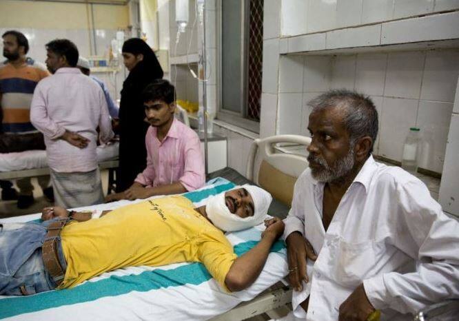 या निर्माणाधीन उड्डाणपुलाखालून मोठी वाहतूक होती. जो भाग गाड्यांवर कोसळला, तो भाग दोन महिन्यांपूर्वीच ठेवण्यात आला होता. मात्र तो लॉक करण्यात आलेला नव्हता, असं प्रत्यक्षदर्शींचं म्हणणं आहे. 