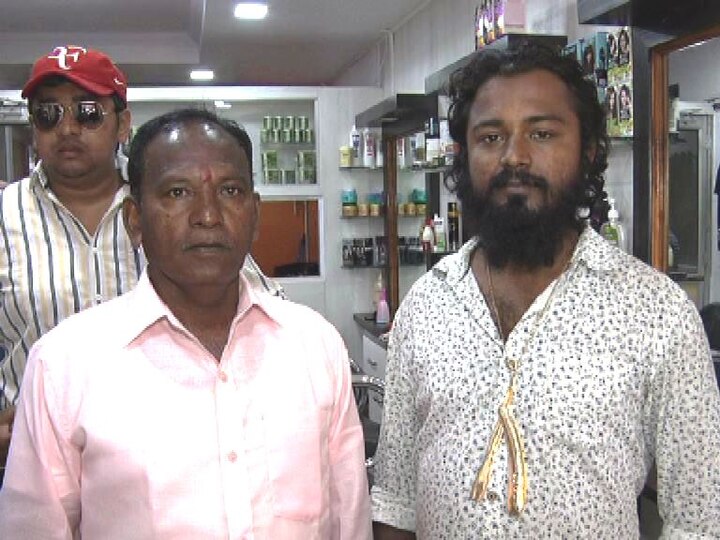 Sangli : Barber using golden razor worth of Rs 3 lakh to shave beard साडे दहा तोळ्याच्या सोन्याच्या वस्तऱ्याने दाढी करणारा सलूनवाला
