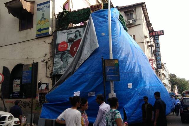 लिओपोल्ड कॅफेच्या अनधिकृत बांधकामावर बीएमसीचा हातोडा