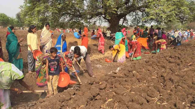 सरपंचाच्या वाढदिवसानिमित्त हातोला गावात महाश्रमदान