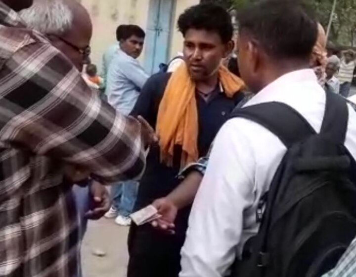 Varanasi flyover accident : Hospital staff demands bribe for post-mortem latest update पोस्टमॉर्टमचे 600 द्या, वाराणसी पूल दुर्घटनेनंतर लज्जास्पद प्रकार