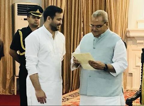 गोव्यात काँग्रेस, बिहारमध्ये राजदच्या सत्तास्थापनेसाठी हालचाली गोव्यात काँग्रेस, बिहारमध्ये राजदच्या सत्तास्थापनेसाठी हालचाली