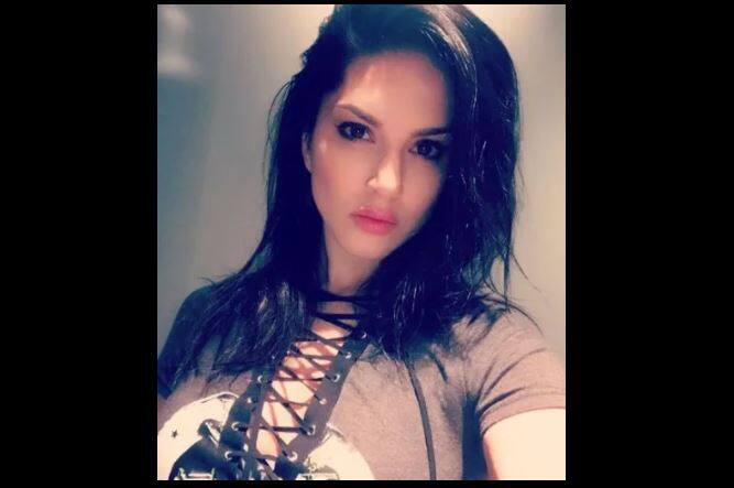 सनी लिओनी : सनी लिओनीनेही तिच्या कॉन्ट्रॅक्ट क्लॉजमध्ये ‘नो किसिंग’ क्लॉज टाकून ठेवलेला आहे. (फोटो : इंस्टाग्राम)