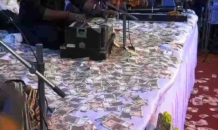 folk singer showered with wads of cash at devotional programme in Gujarat भजन कार्यक्रमात 50 लाख उधळले, गुजरातमधील व्हिडीओ व्हायरल