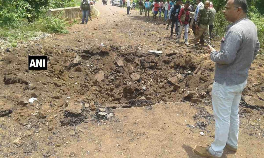Chhattisgarh IED blast on a police vehicle in Dantewada छत्तीसगड : नक्षलवादी हल्ल्यात सहा जवान शहीद
