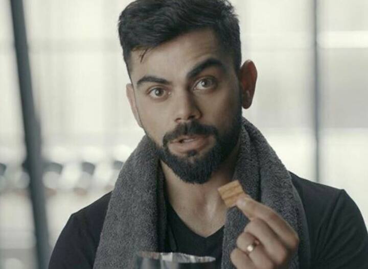 आयपीएल सामन्यांदरम्यान सराव सत्रात विराट चिप्स खाताना आढळून आल्याचा काही वृत्तांमध्ये दावा आहे.