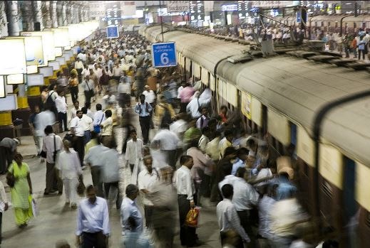Mumbai : Local on Harbor line goes to Bandra instead of Belapur latest update बेलापूरला जाणारी लोकल वांद्र्याला जाते तेव्हा...