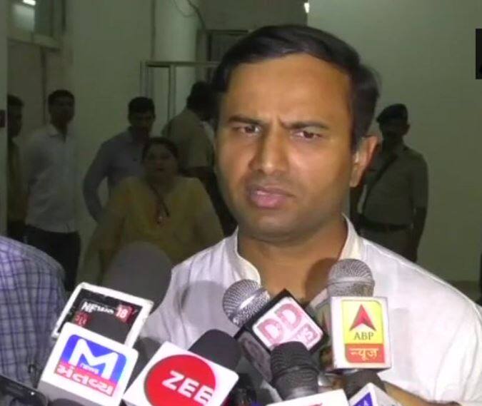 महिलेला पोलिसाने मारहाण करणं अत्यंत गंभीर असल्याचं, जामनगरचे पोलीस अधीक्षक प्रदीप शेजुल यांनी म्हटलं आहे. तसंच आरोपी पोलिसावर कडक कारवाई करु, असंही त्यांनी म्हटलं आहे.