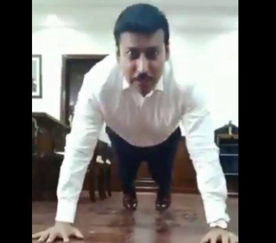 राज्यवर्धन सिंह राठोड यांचं सायना, विराट, हृतिकला चॅलेंज Rajyavardhan Singh Rathore starts fitness challenge on Twitter, Nominates Virat, Saina and Hritik राज्यवर्धन सिंह राठोड यांचं सायना, विराट, हृतिकला चॅलेंज
