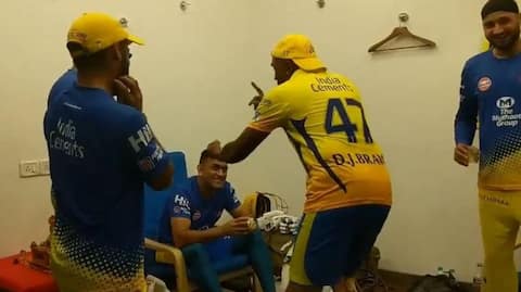 ब्राव्होचा धोनीसमोर बेभान डान्स, हरभजनचीही साथ ब्राव्होचा धोनीसमोर बेभान डान्स, हरभजनचीही साथ