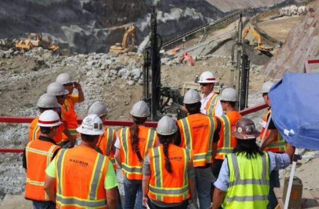 ऑईल अँड नॅच्युरल गॅस सेक्टर प्रोफेशनल्स : या क्षेत्रात सर्वाधिक फायदा आहे. यामध्ये भूगर्भशास्त्रज्ञ आणि मरिन इंजिनीअर्स यांचा यामध्ये समावेश आहे. अनुभव असल्यास वार्षिक 15 ते 20 लाख रुपयांपर्यंत पगार मिळतो. शिवाय इतर फायदेही मिळतात. (फोटो : गुगल फ्री इमेज)