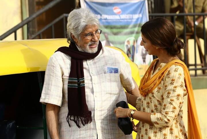 श्वेता बच्चन नंदा 44 व्या वर्षी पदार्पण करत असल्याने आश्चर्य आणि उत्सुकता व्यक्त होत आहे. भाऊ अभिषेक बच्चनने बॉलिवूडमध्ये अनेक वर्षापूर्वी बॉलिवूडमध्ये पदार्पण केलं. मात्र श्वेता बच्चन बॉलिवूडपासून लांबच राहिल्या. 