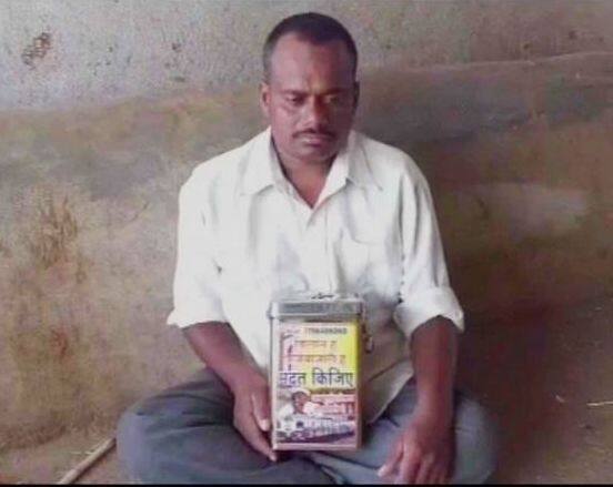 कर्ज फेडण्यासाठी शेतकऱ्यावर लोकलमध्ये भीक मागण्याची वेळ Sangli farmer begs in Mumbai local to repay loan latest update कर्ज फेडण्यासाठी शेतकऱ्यावर लोकलमध्ये भीक मागण्याची वेळ