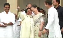 कुमारस्वामींच्या शपथविधीत विरोधकांची एकमेकांवर \'माया-ममता\'