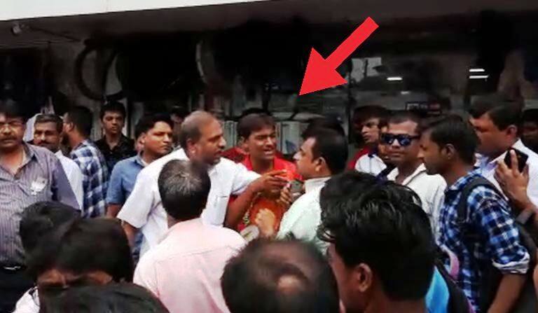 योगींच्या सभेचं बॅनर काढलं म्हणून भाजप कार्यकर्त्यांची गुंडगिरी Municipal officer beaten by BJP workers in Nalasopara योगींच्या सभेचं बॅनर काढलं म्हणून भाजप कार्यकर्त्यांची गुंडगिरी