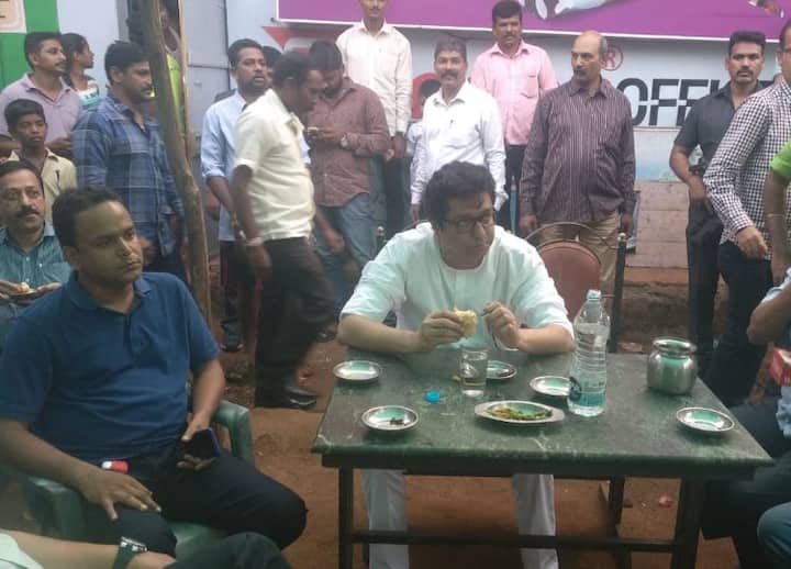 राज ठाकरे यांच्यासोबत मनसेचे नेते नितीन सरदेसाईही आहेत. 