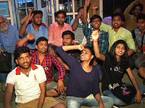 पुण्याहून निघालेला MPSC विद्यार्थ्यांचा लाँग मार्च मुलुंडमध्ये रोखला! पुण्याहून निघालेला MPSC विद्यार्थ्यांचा लाँग मार्च मुलुंडमध्ये रोखला!