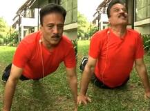 लाईव्ह कार्यक्रमात गिरीश महाजनांचे पुशअप्स, सीएम,पंकजांना चॅलेंज