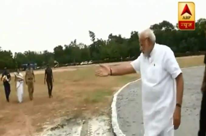 उशिरा पोहोचलेल्या ममता बॅनर्जींना मोदींनी रस्ता दाखवला! Narendra Modi arrives in Shanti Niketan to attend the convocation of Visva Bharati University, received by West Bengal CM Mamata Banerjee उशिरा पोहोचलेल्या ममता बॅनर्जींना मोदींनी रस्ता दाखवला!