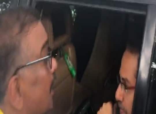 हितेंद्र ठाकूरांनी उद्धव ठाकरेंच्या कानात काय सांगितलं?